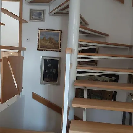 Semesterbostad Klasicky Dum, 5 Loznic , 5 Bedrooms, Prag