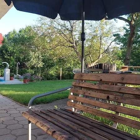 Klasicky Dum, 5 Loznic , 5 Bedrooms, Ferienhaus Prag