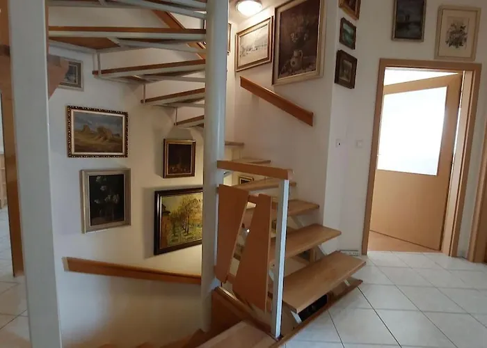 Klasicky Dum, 5 Loznic , 5 Bedrooms, Hébergement de vacances Prague