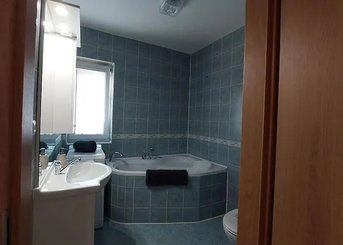 Klasicky Dum, 5 Loznic , 5 Bedrooms, Prague
